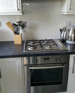 The same gas hob and oven spotless after a professional oven clean